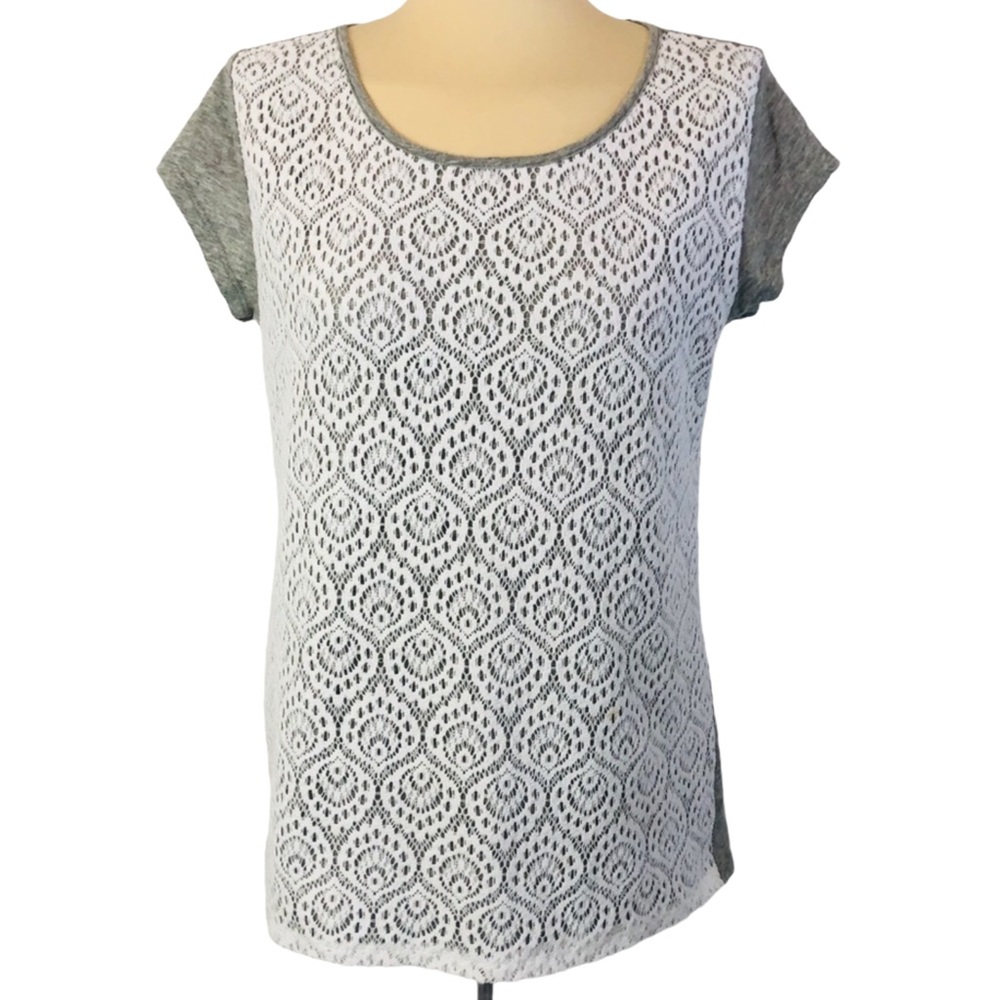 LIZ ClAIBORNE Gray Top w Lace overlay Round neck, Short sleeves, Front lined M